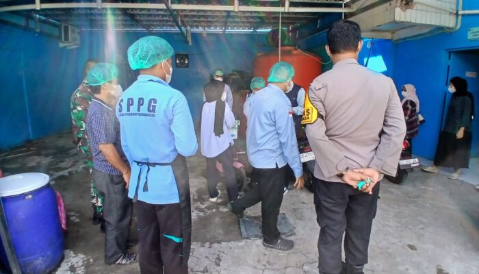 Bhabinkamtibmas Polsek Tamalate dan Babinsa Pantau Lokasi Pelayanan Pemenuhan Gizi di Kelurahan Mangasa