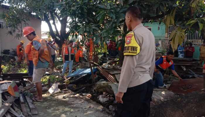 Bhabinkamtibmas Polsek Rappocini Bersama Satgas Kecamatan Gelar Kerja Bhakti di Bontomakkio