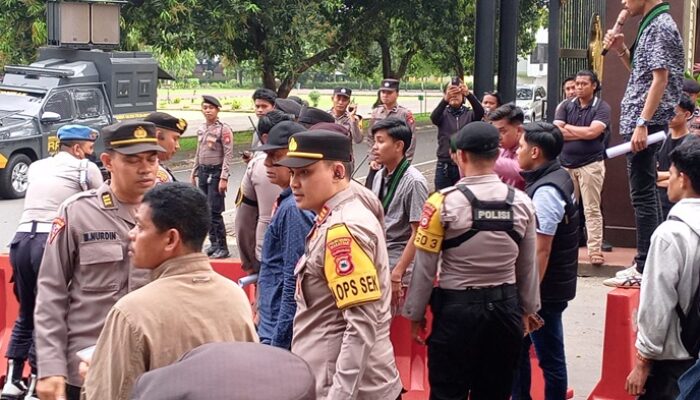 Personil Gabungan Polsek Biringkanaya dan Polda Sulsel Kawal Aksi Unjuk Rasa di depan Mapolda Sulsel