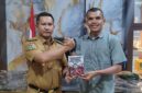 Ket : Rasmin Jaya ( Penulis Buku Transformasi Wacana di Era Distrups) Bersama Bupati Muna Barat, La Ode Darwin ( Kanan).