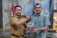 Ket : Rasmin Jaya ( Penulis  Buku Transformasi Wacana di Era Distrups) Bersama Bupati Muna Barat,  La Ode Darwin ( Kanan).