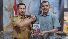 Ket : Rasmin Jaya ( Penulis Buku Transformasi Wacana di Era Distrups) Bersama Bupati Muna Barat, La Ode Darwin ( Kanan).