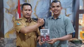 Ket : Rasmin Jaya ( Penulis  Buku Transformasi Wacana di Era Distrups) Bersama Bupati Muna Barat,  La Ode Darwin ( Kanan).
