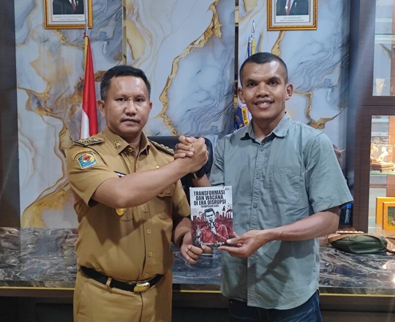 Ket : Rasmin Jaya ( Penulis Buku Transformasi Wacana di Era Distrups) Bersama Bupati Muna Barat, La Ode Darwin ( Kanan).