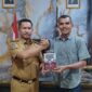 Ket : Rasmin Jaya ( Penulis  Buku Transformasi Wacana di Era Distrups) Bersama Bupati Muna Barat,  La Ode Darwin ( Kanan).