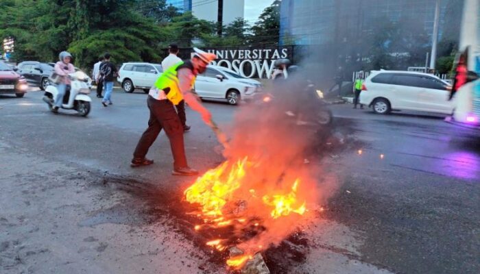 Polisi Gerak Cepat Bersihkan Sisa Pembakaran Ban Aksi May Day, Lalu Lintas di Makassar Kembali Normal