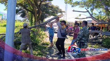 ohon Cina Tumbang Polsek Batang bersama TNI dan Masyarakat Bersihkan Jalan.