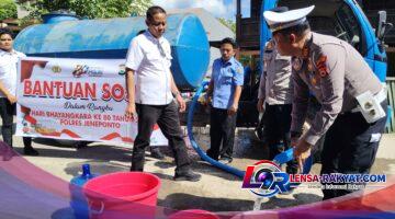 Polres Jeneponto Bagikan Air Bersih untuk Warga, Peringati Hari Bhayangkara ke-80