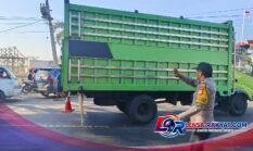 Cegah Kelangkaan dan Kemacetan, Personel Polsek Arungkeke Kawal Ketat Pengisian BBM di SPBU Bulo-Bulo